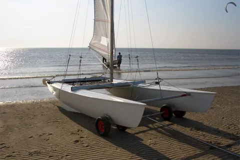 Katamaran auf einem Strandwagen am Nordseestrand von Borkum