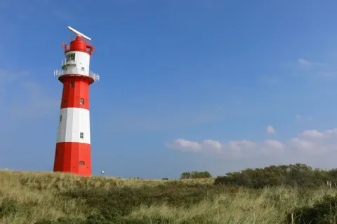 Rot-weißer Kleiner Leuchtturm von Borkum in den Dünen