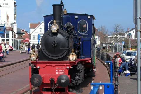 Historische Dampflok der Borkumer Kleinbahn auf der Straße im Ortskern