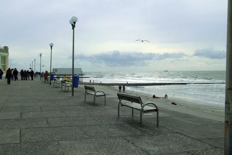 Strandpromenade von Borkum mit Laternen und Bänken direkt am Meer