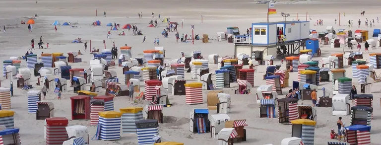 Badestrand von Borkum mit vielen bunten Strandkörben