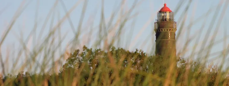 Großer Leuchtturm von Borkum hinter Dünengras