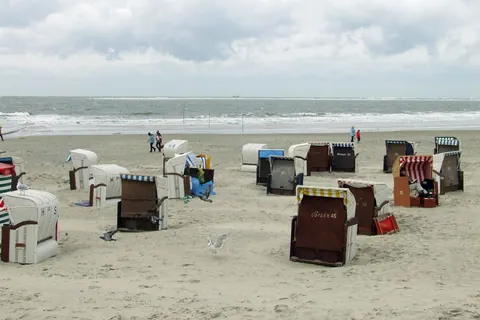 Strandkörbe am Sandstrand von Borkum mit Blick auf die Nordsee